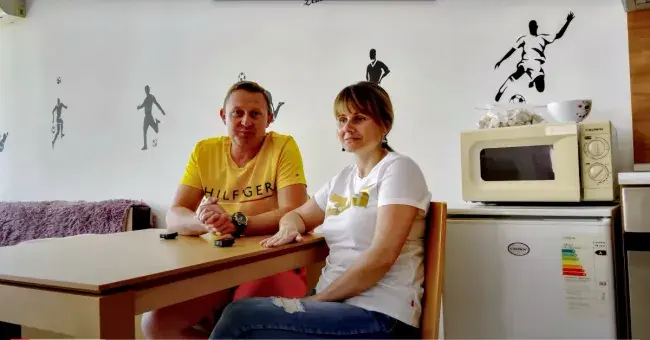 Тереза і Даніель сидять за столом