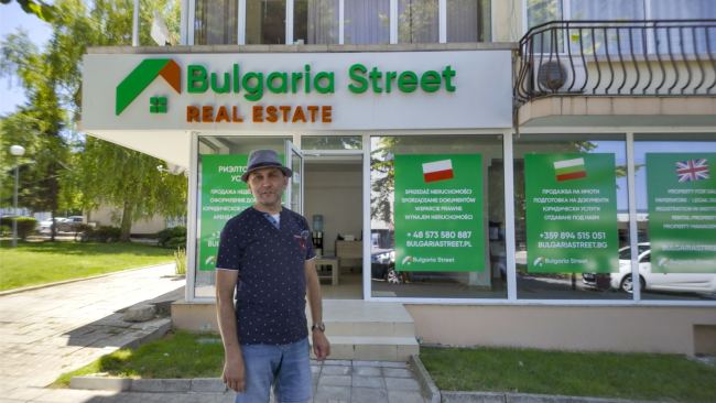 Чоловік на тлі офісу Bulgaria Street