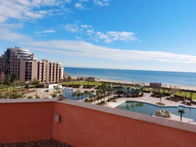 Widok na morze z tarasu w kompleksie Majestic Beach Resort
