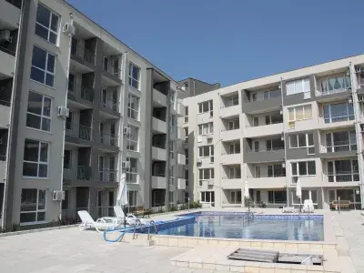 басейн, шезлонги, парасольки