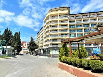 Фасад комплекса Мирамар палас