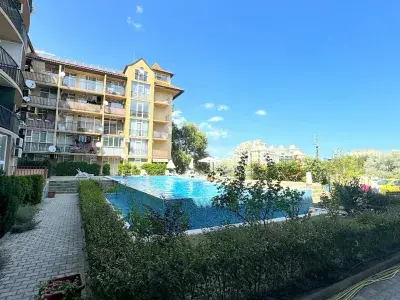 басейн и фассад комплекса Sunny View South