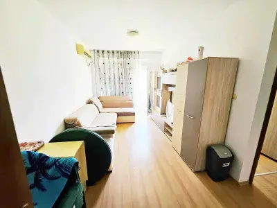 гостинная комната с мебелью 