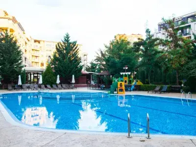 бассейн перед балконом 