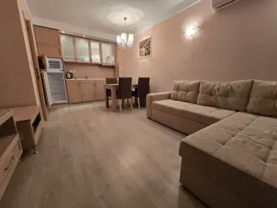 Мебелированная гостиная комната