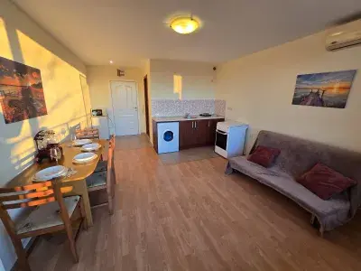 Nessebar Fort Noks | Kawalerka nad morzem: salon, aneks kuchenny i jadalnia