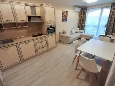 кухонный гарнитур и обеденный стол