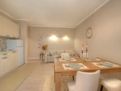 Sun City 1 | Двокімнатна квартира: вітальня, кухня, їдальня.