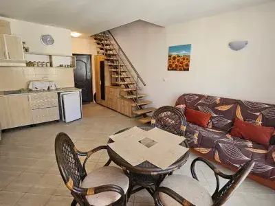 Amber Beach | Двоповерхова квартира: вітальня, кухня