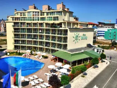 Фасад и бассейн Sun Holiday