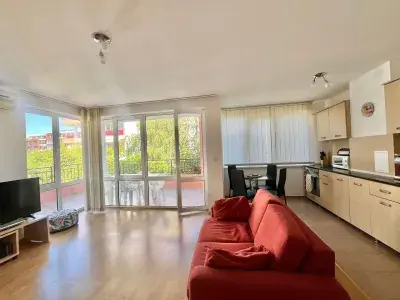 Fort Noks Riviera | Двокімнатна квартира біля моря в Равді: вітальня, кухня 