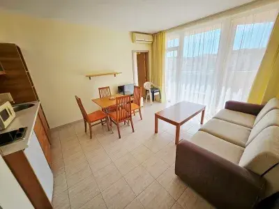 Pollo Resort | Трикімнатна квартира : вітальня, кухня 
