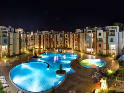 бассейн перед комплексом Sun Sity 1