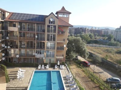 Sunny View South | Двокімнатна квартира біля моря в Сонячному Березі — простір з вітальнею та кухнею та спальнею