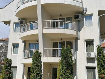 Двокімнатний апартамент із власним двориком у Светі Власі