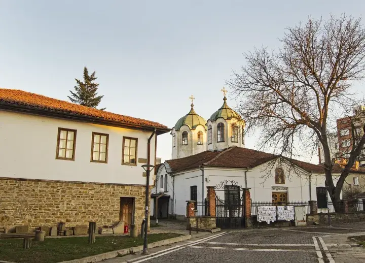 Вулиця з будинком в Болгарії
