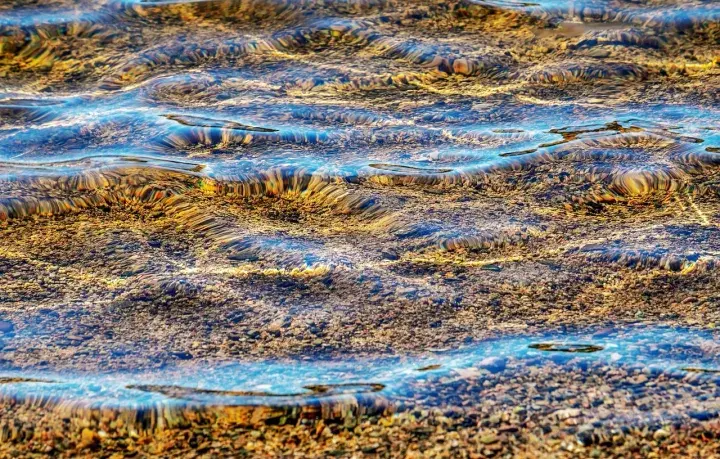 Прозора морська вода