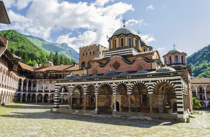 Фасад монастиря Рільський