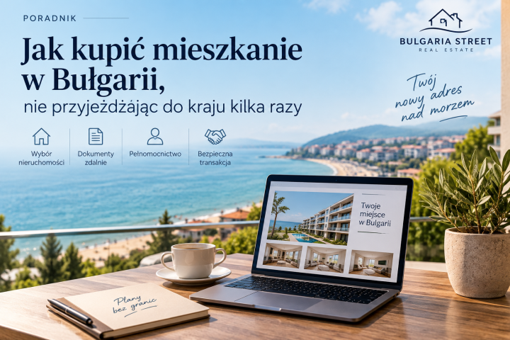 Море, гори, ноутбук на столі на терасі