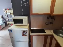 Кухонный уголок с холодильником