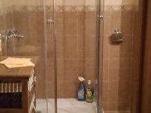 ванна кімната з душовою кабіною