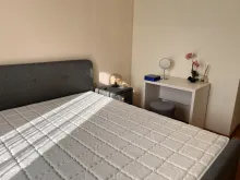 спальна кімната з меблями