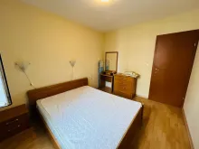 ліжко у спальні з меблями
