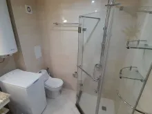ванна кімната з душовою кабіною