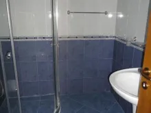 ванна кімната з душовою кабіною