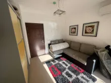 спальна кімната з м'якими меблями