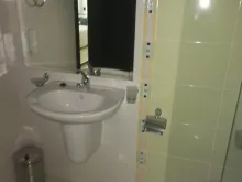 умивальник у ванній кімнаті