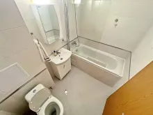 ванна кімната з туалетом