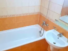 ванна кімната з туалетом