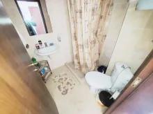 ванна кімната з туалетом