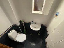 ванна кімната з туалетом