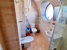 ванна кімната з туалетом