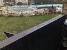 вид на басейн з тераси