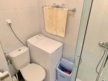 ванна кімната з туалетом