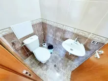 ванна кімната з туалетом