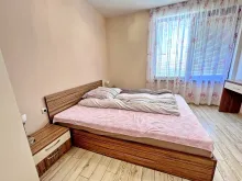 двоспальне ліжко у спальні