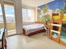 дитяче двоярусне ліжко у вітальні