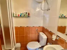ванна кімната з туалетом