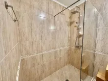 ванна кімната з туалетом