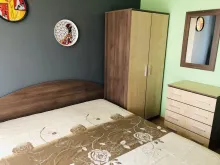 спальня з меблями