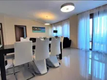 обідній стіл у вітальні
