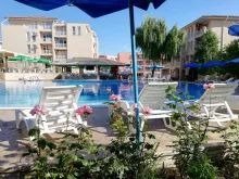 зона для засмаги біля басейну