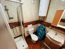 ванна кімната з туалетом