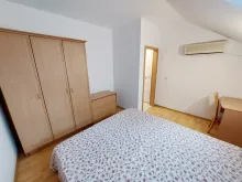 ліжко у спальні