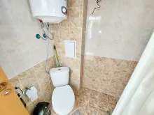 ванна кімната з туалетом