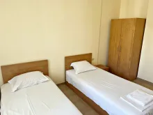 два ліжка в спальні